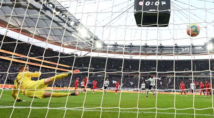 VÀO! Đó là một cú sút phạt đền hoàn hảo của Randal Kolo Muani (Eintracht Frankfurt) về phía bên trái khung thành, không có một chút cơ hội nào cho thủ môn Oliver Christensen để cản phá!