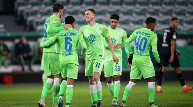 Vào! Wout Weghorst (Wolfsburg) dễ dàng đệm bóng vào lưới trống từ một cự ly gần, sau khi một cú sút đã đập vào một người hậu vệ và quả bóng bật ra. Tỉ số là 4:0.