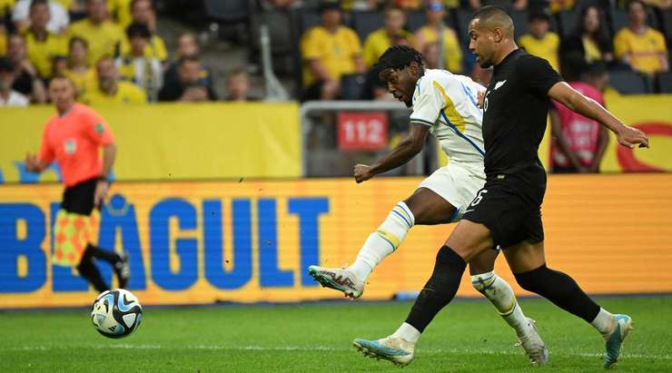 Vào! Đường kiến tạo của Robin Quaison đặt Anthony Elanga (Thụy Điển) vào một vị trí rất thoáng, đối diện với thủ môn. Cầu thủ này dứt điểm nhanh bằng một cú sút hiểm hóc từ bên trong vòng cấm, đưa bóng vào góc thấp bên trái khung thành. Tỉ số là 4:1.