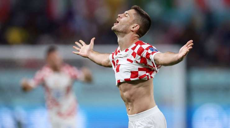 Andrej Kramaric (Croatia) đón đường căng ngang hoàn hảo vào sâu bên trong vòng cấm từ Ivan Perisic và khống chế bóng một cách tinh tế. Tiếp theo, anh tung một cú sút chuẩn xác vào góc thấp bên trái khung thành, nâng tỉ số lên: 3:1.