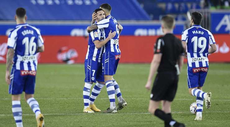 Bóng từ quả đá phạt tìm đến Joselu (Alaves), người đang ở một vị trí rất trống trải và anh đã ghi bàn với một cú đánh đầu sấm sét vào góc cao bên trái khung thành. Một cú đánh đầu tầm xa siêu phẩm!