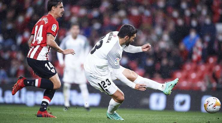 Vào! Jorge Molina (Granada CF) đã có mặt đúng lúc đúng chỗ để lấy bóng bật ra trong vòng cấm, và anh ấy sút bóng đi chìm vào chính giữa mành lưới. Tỉ số là 1:2.