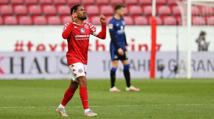 Philipp Mwene (Mainz) có một chút khoảng trống tại rìa vòng cấm và nã bóng hiểm hóc vào góc phải phía trên. Tuyệt vời!