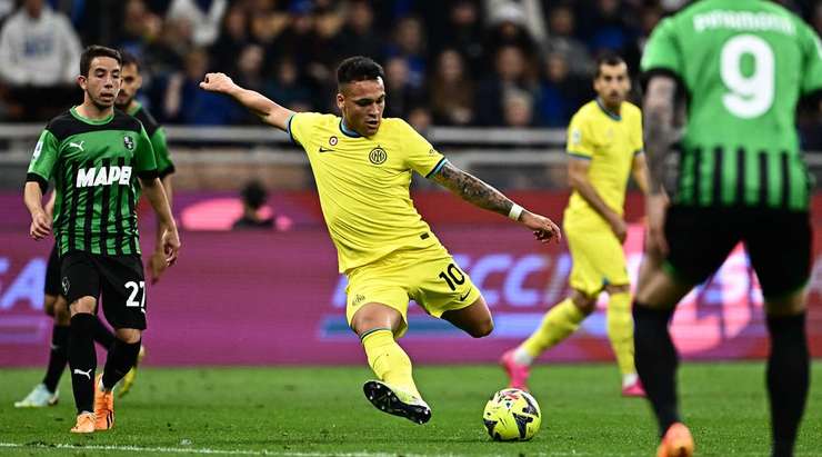 VÀO 3:0! Lautaro Martinez (Inter) tung một cú sút từ xa và bóng bị đổi hướng, khiến thủ môn Andrea Consigli không kịp trở tay.