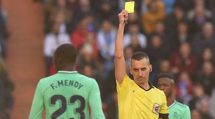 Santiago Jaime Latre rút thẻ vàng cho Ferland Mendy (Real Madrid) vì pha phạm lỗi rõ ràng của anh ấy.