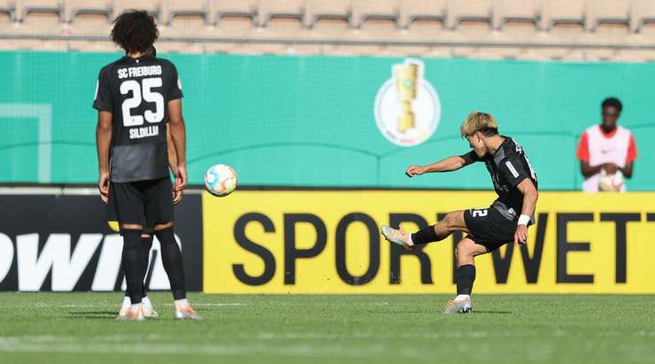 Ritsu Doan (Freiburg) ghi một bàn thắng tuyệt vời từ quả đá phạt ở cự ly trung bình. Cú sút của anh đưa bóng đi hiểm hóc vào phía trong cột dọc bên phải.
