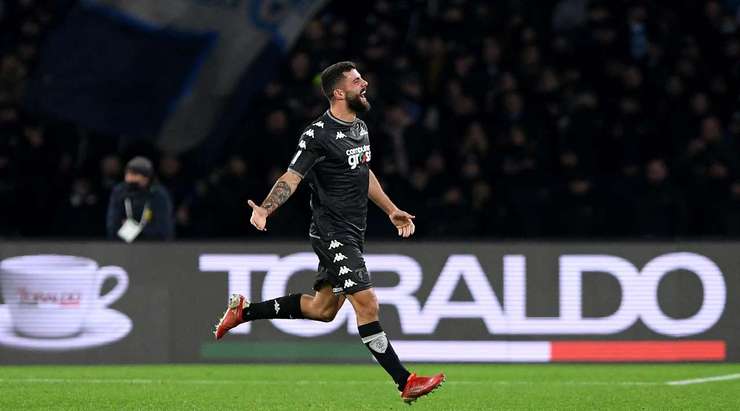 Patrick Cutrone (Empoli) bật cao lên trên hàng phòng ngự đối phương để đánh đầu, đưa bóng qua đầu thủ môn vào lưới.