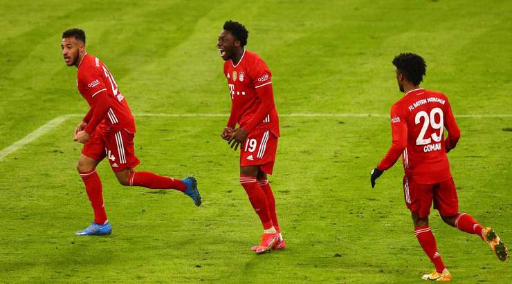 Vào! Alphonso Davies (Bayern Munich) đón bóng bật ra và từ rìa vòng cấm, anh ấy tung một cú sút đi vào phía trong cột dọc bên trái. Tỉ số là 3:3.
