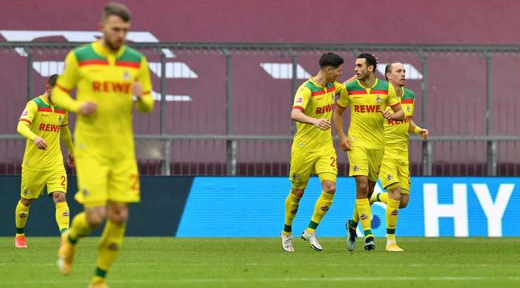 Vào! Ellyes Skhiri (Köln) lấy bóng trong vòng cấm, nhìn thấy thủ môn ra khỏi vạch cầu môn và bấm bóng qua đầu anh ấy và đi vào lưới. 2:1.