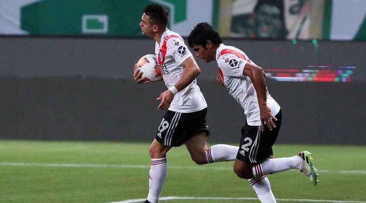 Vào! Bóng được treo vào vòng cấm từ quả phạt góc và tìm đến đầu của Robert Rojas (River Plate), người đã nhảy cao nhất và thử vận may với một cú đánh đầu từ gần chấm phạt đền. Pha dứt điểm có đủ lực và đủ chính xác để đi vào sát mé trong cột dọc bên trái. Tỉ số của trận đấu đã được cập nhật: 0:1.