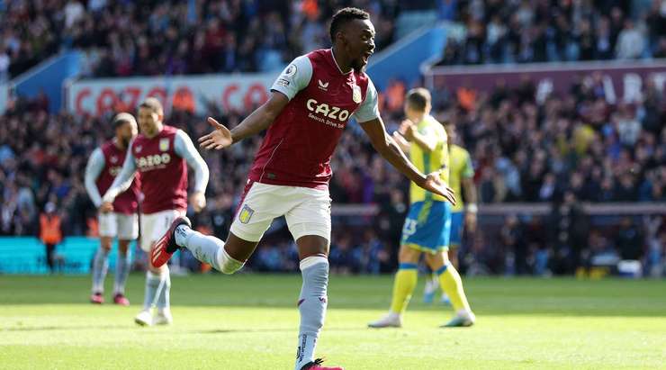 Vào! Bertrand Traore (Aston Villa) đã có mặt đúng lúc đúng chỗ để lấy bóng bật ra trong vòng cấm, và anh ấy sút bóng đi chìm vào phía trong cột dọc bên trái. Tỉ số là 1:0.