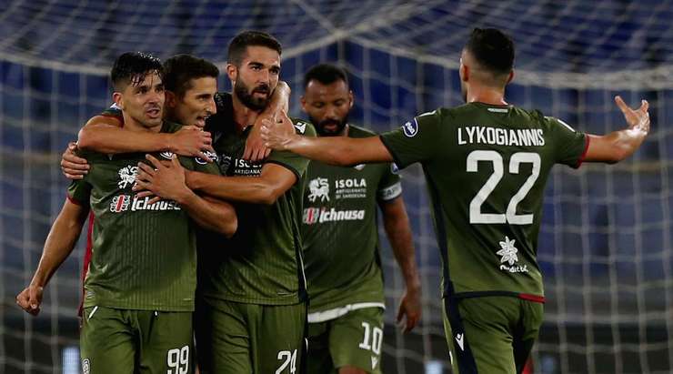 Bóng đã đi vào lưới! Giovanni Simeone (Cagliari) thử vận may của mình từ rìa vòng cấm và thần may mắn đã mỉm cười khi cú sút của anh đi trúng một cầu thủ khác và đổi hướng, khiến thủ môn Thomas Strakosha không kịp trở tay. Tỉ số đã được nâng lên 0:1.