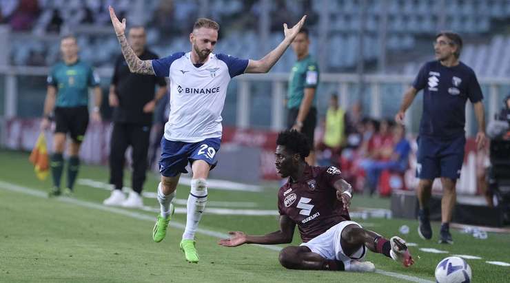 Manuel Lazzari (Lazio) phải nhận thẻ vàng sau một pha tranh chấp bóng, và anh ấy trông rất giận dữ với quyết định của trọng tài.