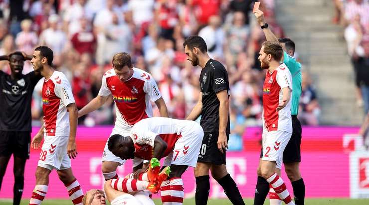 Luca Pfeiffer (VfB Stuttgart) đã có thể đi tắm sớm sau khi anh bị trọng tài đuổi khỏi sân. Cú xoạc bóng vừa rồi của anh rõ ràng là không thể chấp nhận được trong bóng đá!