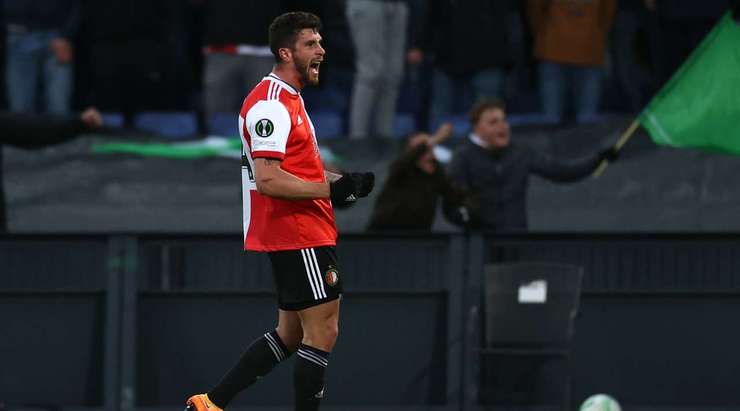 Marcos Senesi (Feyenoord) lấy được bóng trong vòng 5m50 và dứt điểm vào góc thấp bên phải khung thành, bóng đã nằm gọn trong lưới!