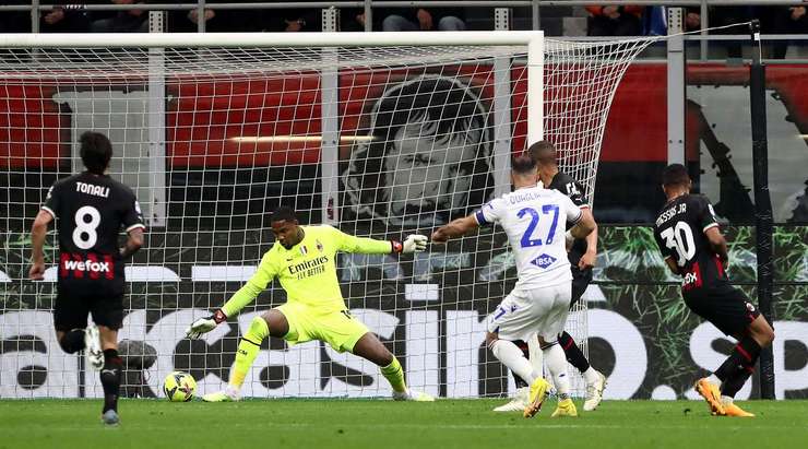 Fabio Quagliarella (Sampdoria) có rất nhiều khoảng trống sau khi đón một đường chuyền chính xác trong vòng cấm. Anh không do dự tung một cú sút tuyệt vời, đưa bóng đi chìm vào chính giữa khung thành.