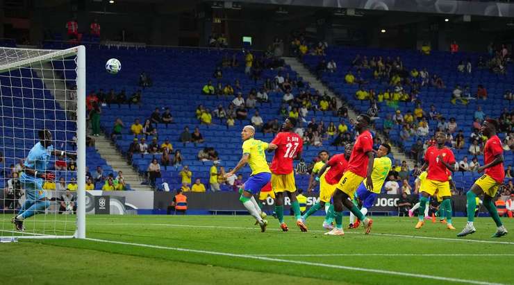 Vào! Lucas Paqueta thực hiện một đường lob bóng gọn gàng vào vòng cấm cho Eder Militao (Brazil), người đã chiến thắng trong pha không chiến với hậu vệ đối phương trước khi đánh đầu vào góc cao bên trái khung thành từ cự ly gần. Tỉ số là 3:1.