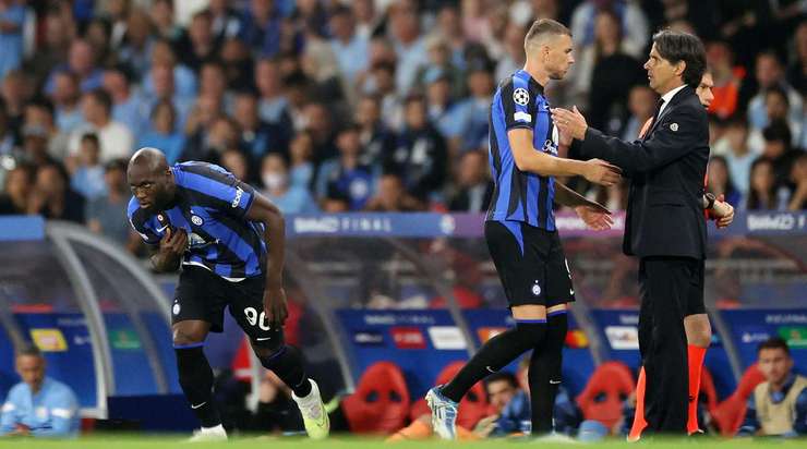 Edin Dzeko (Inter) được thay ra vì chấn thương. Simone Inzaghi trao cơ hội cho Romelu Lukaku.
