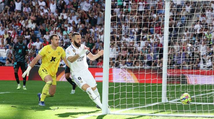 Karim Benzema (Real Madrid) nhận một đường chuyền sát thủ, đặt anh vào thế đối mặt với thủ môn và anh đã ghi bàn với một cú sút lạnh lùng vào phía trong cột dọc bên phải. Một cú dứt điểm tuyệt vời.