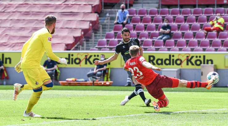 Vào - 1:3! Lucas Holer kiến tạo cho Vincenzo Grifo (Freiburg) trong vòng cấm và anh ấy cứa bóng vào bên trái mành lưới và qua Timo Horn.