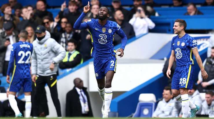 Một bàn thắng tuyệt đẹp! Ngolo Kante gửi một đường chuyền đến vị trí của Antonio Rudiger (Chelsea), người tung một cú sút xa ngoạn mục và ghi bàn! Bóng đập cột dọc bên trái vào lưới, khiến thủ môn không thể làm gì. Tỉ số là 1:0!