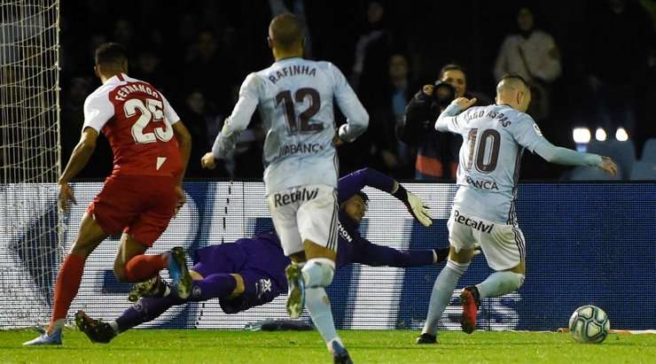 Vào! Iago Aspas (Celta Vigo) nhận bóng trong vòng cấm ở một vị trí rất thuận lợi và dứt điểm. Cú sút của anh đổi hướng khi chạm vào một cầu thủ đối phương, khiến thủ môn Tomas Vaclik bó tay. Tỉ số đã được nâng lên 1:1.