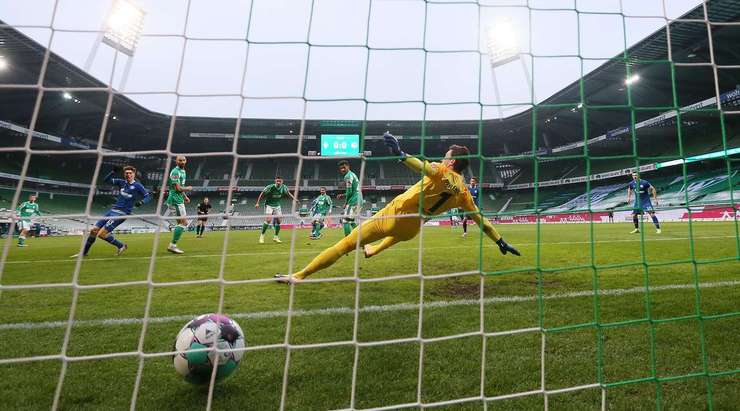 Vào! Amine Harit là người kiến tạo với một đường chuyền sắc lẹm cho Omar Mascarell (Schalke). Cầu thủ này che bóng khéo léo trong vòng cấm trước khi tung ra cú sút nhanh, đưa bóng đi thẳng vào góc thấp bên phải khung thành, nâng tỉ số lên 0:1. Tuyệt vời!