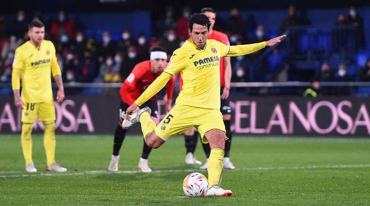 VÀO! Đó là một cú sút phạt đền hoàn hảo của Dani Parejo (Villarreal) về phía bên trái khung thành, không có một chút cơ hội nào cho thủ môn Leonardo Roman Riquelme để cản phá!
