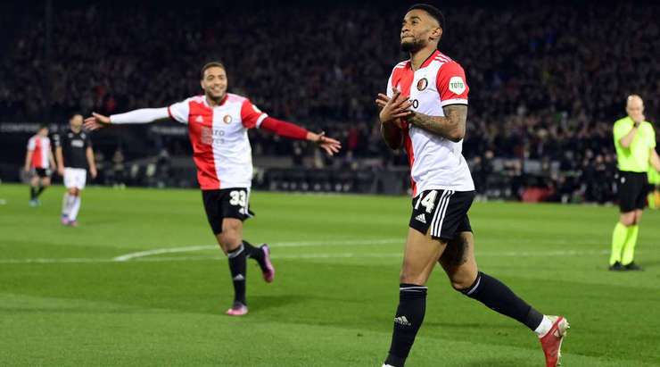 Bóng đã nằm trong lưới! Guus Til chuyền bóng như đặt cho Reiss Nelson (Feyenoord) để cầu thủ này thoát xuống một vị trí rất sâu trong vòng cấm và đánh bại thủ môn một cách gọn gàng. 2:0!