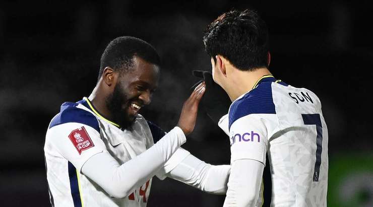 Vào! Heung-Min Son nạp đạn cho Tanguy Ndombele (Tottenham) ở một vị trí bên trong vòng cấm, và cầu thủ này đã giữ được cái đầu lạnh để sút bóng vào góc phải khung thành, làm tung lưới thủ môn đối phương. Tỉ số là 1:3.