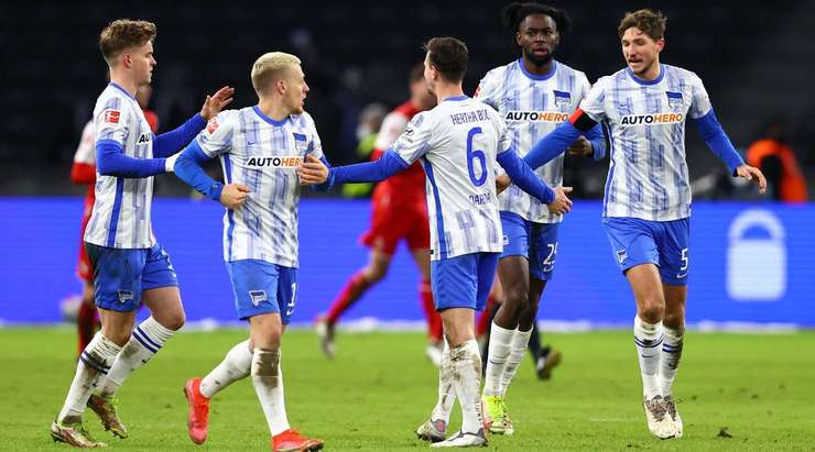 Vladimir Darida (Hertha Berlin) ghi một bàn thắng sấm sét từ quả đá phạt tầm xa! Cú sút của anh ấy đi vào phía trong cột dọc bên trái!