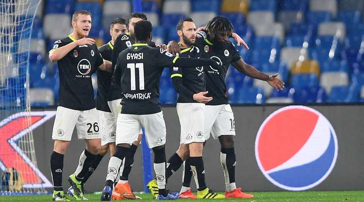 Vào! M'Bala Nzola (Spezia) giành chiến thắng trên chấm phạt đền bằng một cú sút không thể cản phá, vượt qua tầm với của thủ môn David Ospina vào góc thấp bên phải.