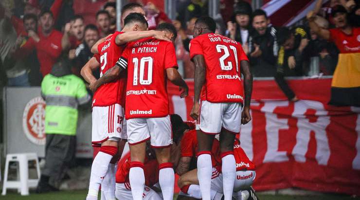 Gabriel Mercado (Internacional) đón quả phạt góc và thể hiện khả năng săn bàn của mình với một cú đánh đầu lạnh lùng từ cự li gần, đưa bóng đi rất căng vào ngay giữa cầu môn. Tỉ số là 1:0.