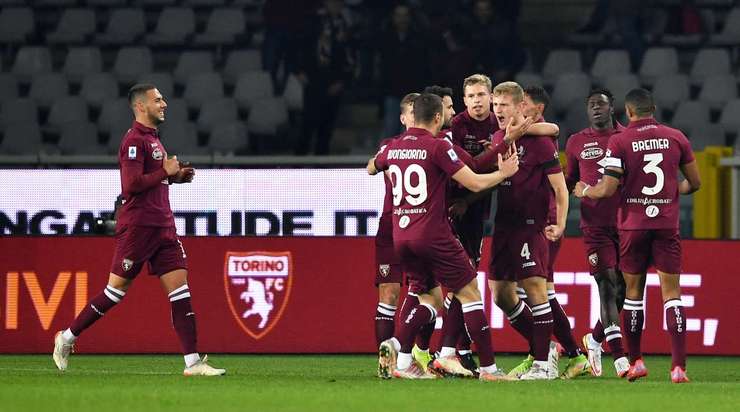 Vào! Tommaso Pobega (Torino) chớp cơ hội sau một tình huống bóng bật ra trong vòng cấm và đánh bại thủ môn với một cú sút vào góc thấp bên phải. Tỉ số đã được nâng lên: 1:0.