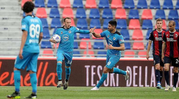 Ardian Ismajli (Spezia) có khoảng trống trong vòng cấm sau quả phạt góc và anh dứt điểm chuẩn xác vào góc thấp bên trái.