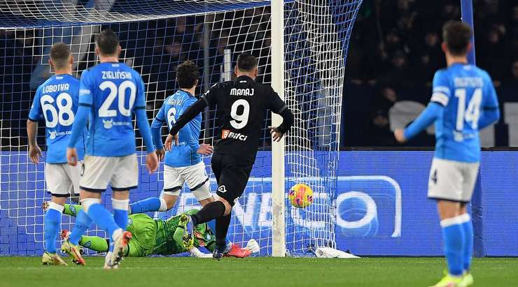 PHẢN LƯỚI NHÀ! Bóng từ quả đá phạt được treo vào phía trước cầu môn và Juan Jesus (Napoli) đã rất đen đủi đánh đầu thẳng vào lưới nhà. 0:1.