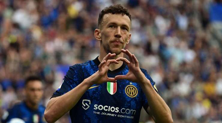 Vào! Ivan Perisic (Inter) với một pha dứt điểm tuyệt vời trong vòng cấm. Anh ấy tạo khoảng trống cho mình sau khi khống chế gọn gàng một đường chuyền từ đồng đội và sút bóng vào sát mép trong cột dọc bên phải.