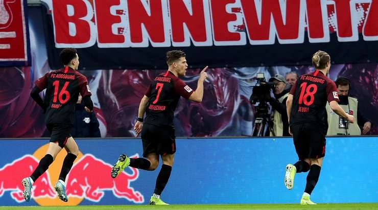 Marco Richter thực hiện một quả tạt bổng chính xác vào vòng cấm. Florian Niederlechner (Augsburg) đón bóng và dứt điểm với một cú sút nhanh, bóng đi dội xà ngang và vào lưới. Thủ môn đã không có cơ hội nào để cản phá! Tỉ số đã được thay đổi thành: 0:1.