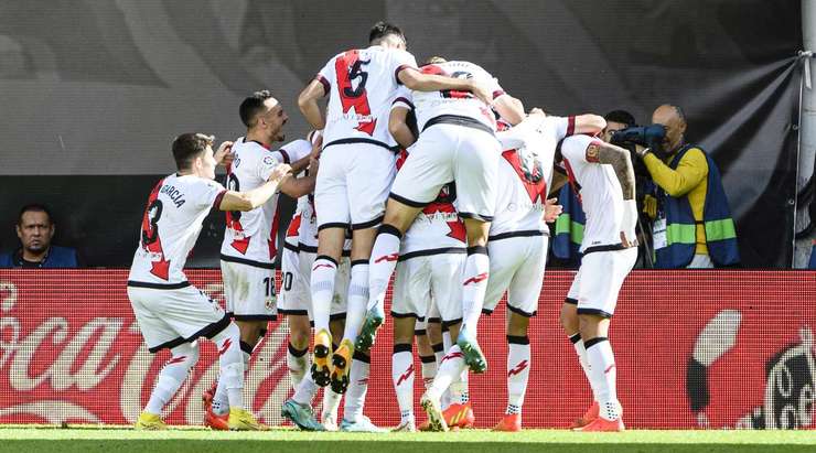 Vào! Sau khi nhận một đường chuyền tốt, Alvaro Garcia (Rayo Vallecano) tung một cú sút đi thẳng vào góc cao bên trái khung thành. Một tình huống phối hợp đồng đội tuyệt vời!