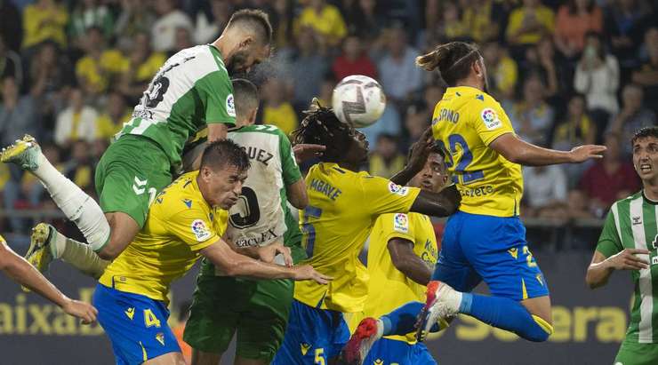 Một pha cản phá tuyệt vời từ hậu vệ khiến quả phạt góc của Betis không có tác dụng gì.