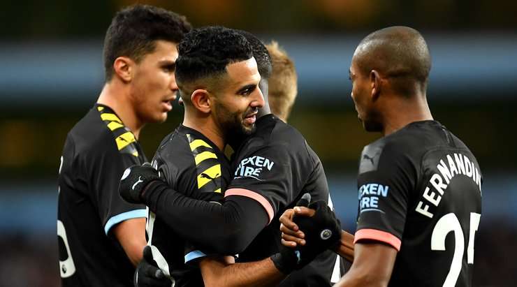 Riyad Mahrez (Manchester City) có một chút khoảng trống bên trong vòng cấm, đủ để tung ra cú sút nhanh về phía bên phải khung thành và ghi một bàn thắng đẹp mắt!