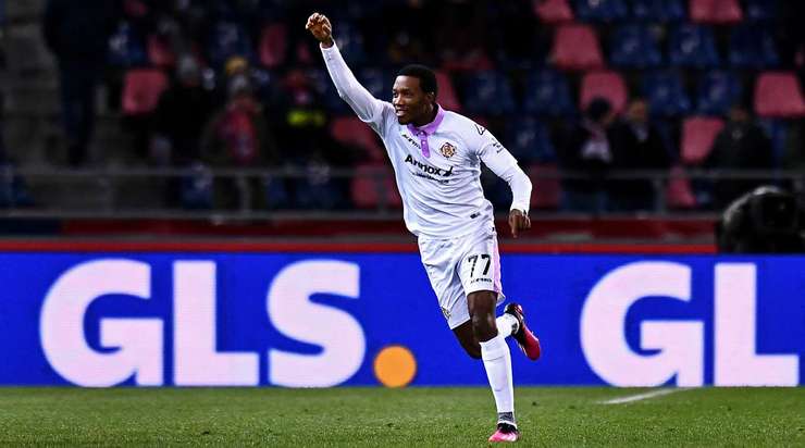 VÀO! David Okereke (Cremonese) đá phạt đền thành công với một cú sút chìm vào ngay giữa khung thành, bóng đi vào lưới sau khi khẽ chạm vào chân của thủ môn Lukasz Skorupski.