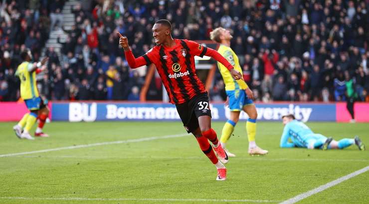 Một pha dứt điểm xuất sắc! Jaidon Anthony (Bournemouth) khống chế gọn gàng đường chuyền từ Dango Ouattara tại rìa vòng cấm, sau đó, anh tung một cú sút chuẩn xác vào góc thấp bên trái. Tỉ số là 1:0.