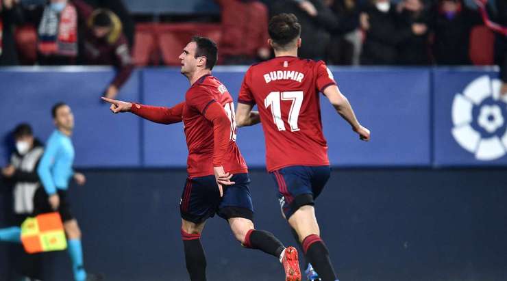 Lưới đã rung lên! Kike Garcia (Osasuna) đón quả tạt tuyệt vời từ Jon Moncayola và ghi bàn với một cú đánh đầu cận thành cực mạnh! Bóng đập chân cột dọc bên trái vào lưới, không cho thủ môn Unai Simon một cơ hội nào. Tỉ số là 1:0.