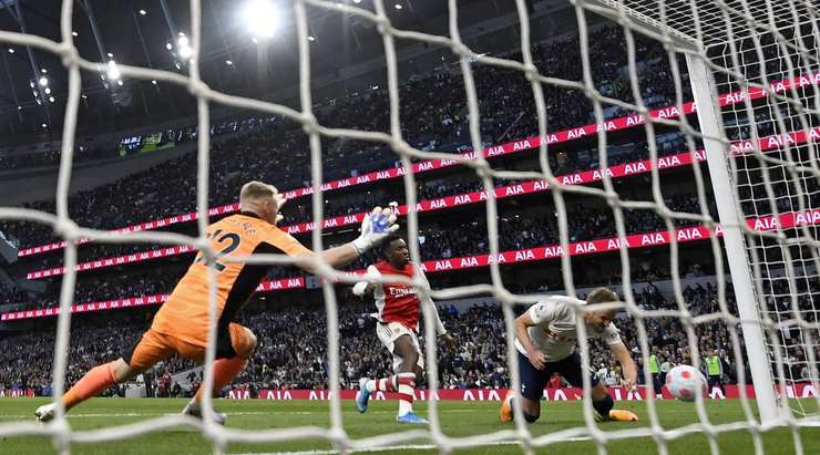 Vào! Quả phạt góc được thực hiện và Rodrigo Bentancur bật lên rất tốt, chuyền bóng bằng đầu vào vòng cấm và Harry Kane (Tottenham) đánh đầu sượt vào lưới. 2:0.