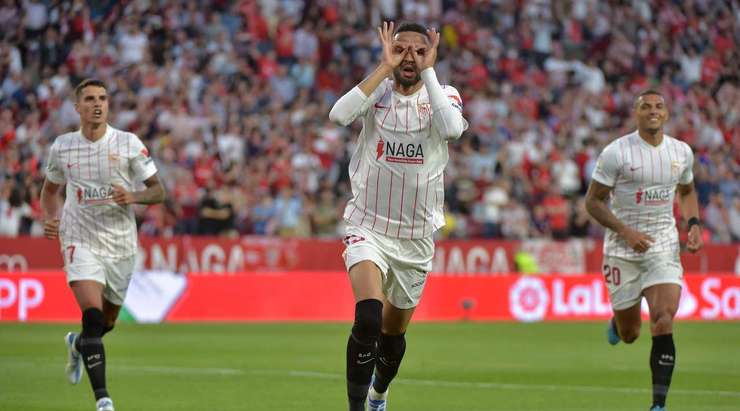 Bóng đã nằm trong lưới! Quả phạt góc được treo vào và Youssef En Nesyri (Sevilla) có khoảng trống để tung một cú đánh đầu tuyệt vời từ gần chấm phạt đền. Pha dứt điểm của anh đi vào góc phải khung thành, bóng đập cột dọc vào lưới. Tỉ số là 1:0.