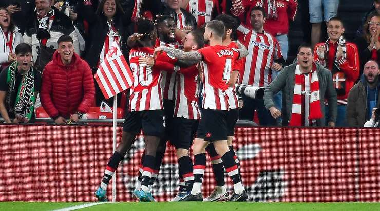 Inaki Williams (Ath Bilbao) đánh lừa thủ môn Jan Oblak đổ người về góc và sút quả penalty vào chính giữa khung thành.
