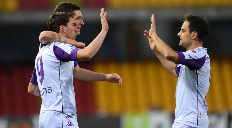 Dusan Vlahovic (Fiorentina) nhận một đường chuyền thú vị bên trong vòng cấm và anh tung một cú sút chìm chuẩn xác vào góc thấp bên trái khung thành. Một pha dứt điểm hiểm hóc!