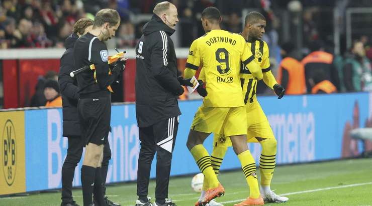 Một sự thay đổi người đã được đưa ra. Sebastien Haller rời sân và Anthony Modeste (Dortmund) vào sân.