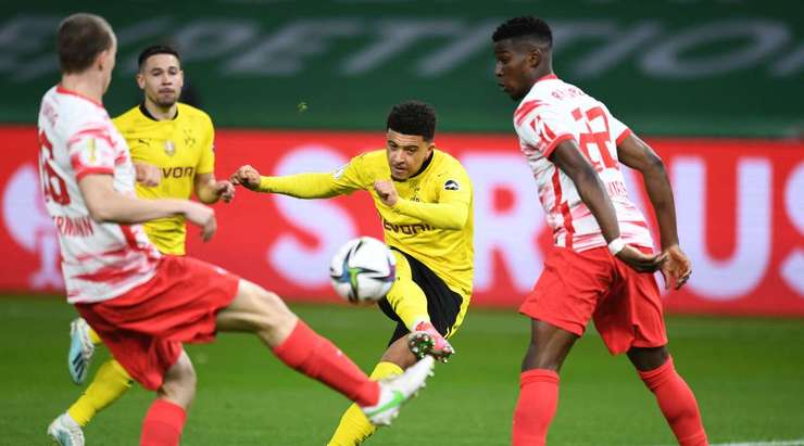 Jadon Sancho (Dortmund) ghi bàn! Anh ấy đón một đường chuyền của đồng đội và tung một cú sút hoàn hảo từ rìa vòng cấm, đi vào phía trong cột dọc bên phải khung thành, vượt quá tầm với của thủ môn.